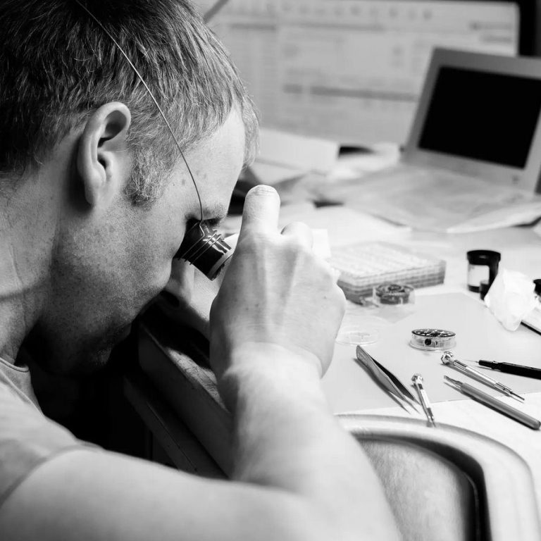 Montage und abschießende Qualitätsprüfung durch den Uhrenservice Backes in Simmern/Hunsrück